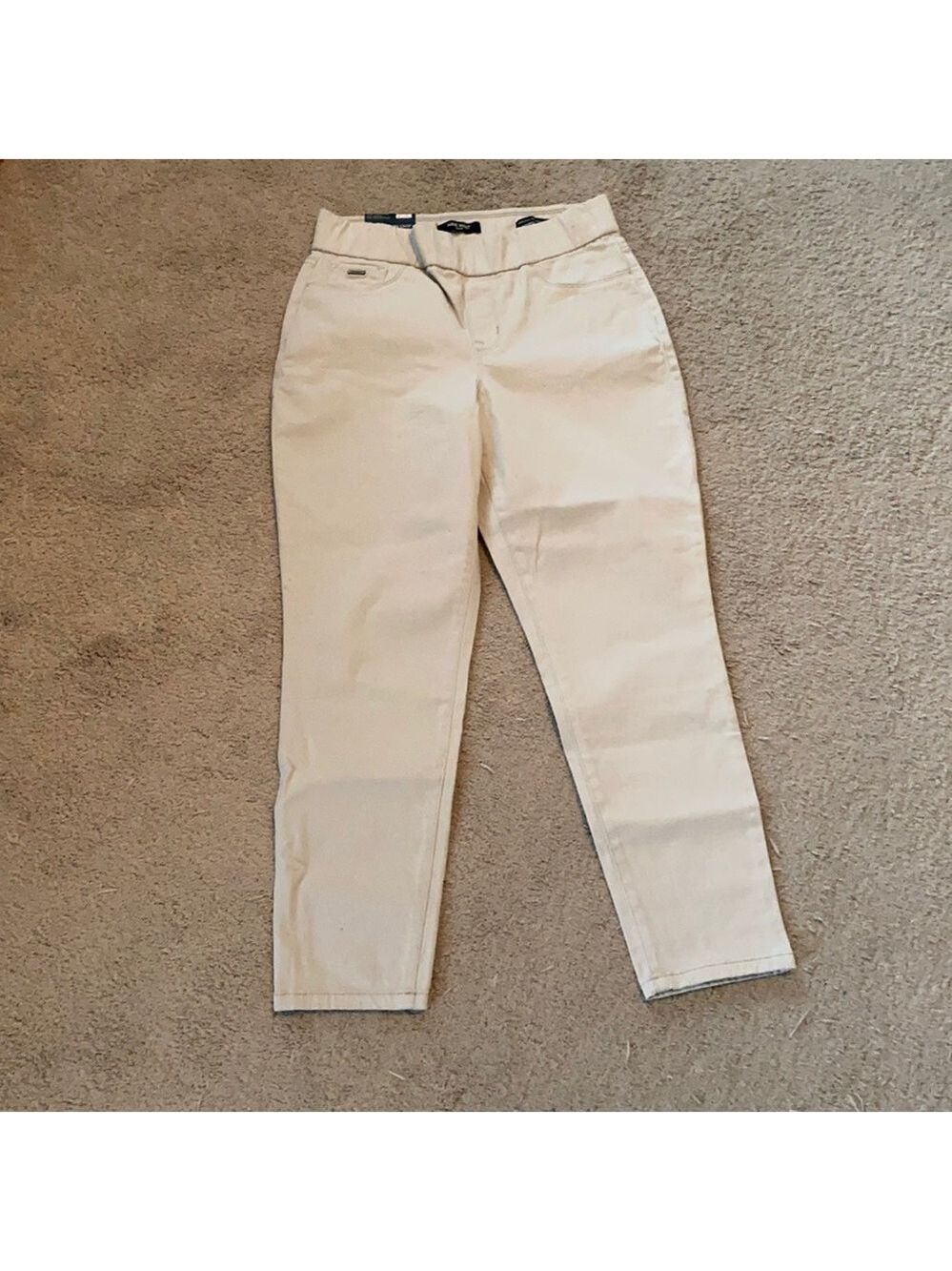 𝅺NWT Nine West pull on jeans; size 8